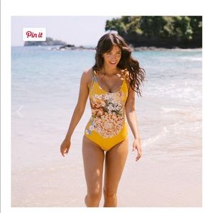 Albion Fit "the Natalie" size small. very small snag on front.  Otherwise, EUC!